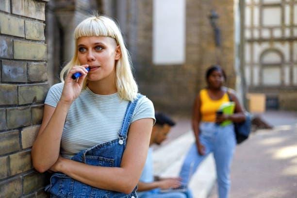 Expert Comparison of e-cigaretta and blu e cigarettes Flavor Options Device Performance and Cost Savings